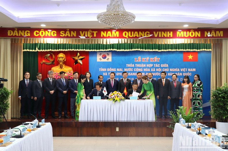 Dirigentes de los distritos de Thong Nhat, Mai Van Hien, y de Geochang, Koo In Mo, firman un acuerdo de cooperación en materia laboral. Dirigentes de los distritos de Thong Nhat, Mai Van Hien, y de Geochang, Koo In Mo, firman un acuerdo de cooperación en materia laboral.