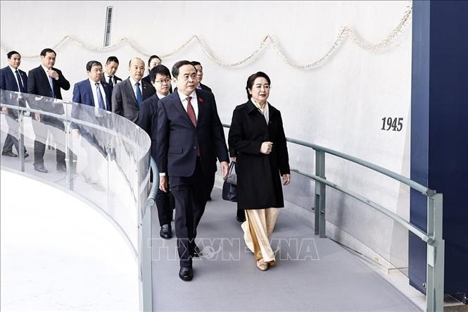 El presidente de la Asamblea Nacional vietnamita, Tran Thanh Man, y su esposa visitan el Museo de la Bomba Atómica de Nagasaki. El presidente de la Asamblea Nacional vietnamita, Tran Thanh Man, y su esposa visitan el Museo de la Bomba Atómica de Nagasaki.