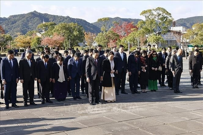 El presidente de la Asamblea Nacional vietnamita, Tran Thanh Man, su esposa y delegados en el acto. El presidente de la Asamblea Nacional vietnamita, Tran Thanh Man, su esposa y delegados en el acto.