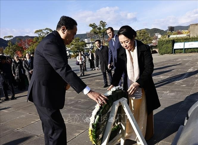 El titular del Parlamento vietnamita, Tran Thanh Man, y su esposa depositan ofrendas florales para conmemorar a las víctimas de la bomba atómica en el Parque de la Paz. El titular del Parlamento vietnamita, Tran Thanh Man, y su esposa depositan ofrendas florales para conmemorar a las víctimas de la bomba atómica en el Parque de la Paz.