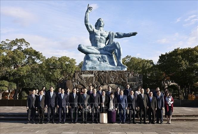 El presidente de la Asamblea Nacional vietnamita, Tran Thanh Man, su esposa y delegados en el Parque de la Paz. El presidente de la Asamblea Nacional vietnamita, Tran Thanh Man, su esposa y delegados en el Parque de la Paz.