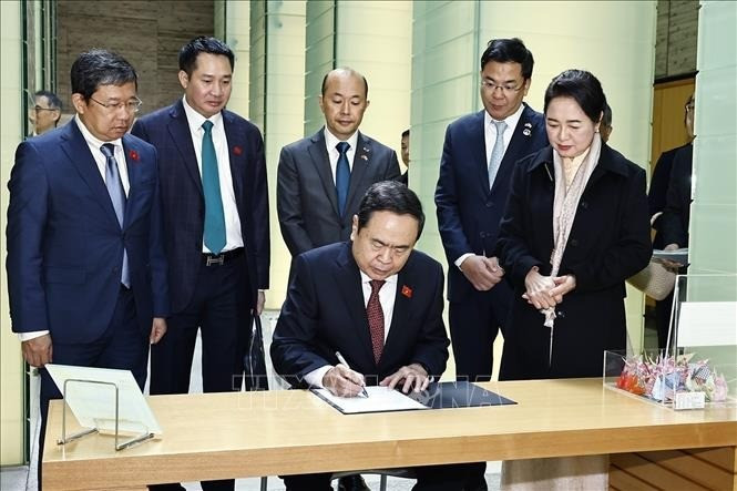 El presidente del Parlamento vietnamita, Tran Thanh Man, escribe en el libro de visitas del Museo de la Bomba Atómica de Nagasaki. El presidente del Parlamento vietnamita, Tran Thanh Man, escribe en el libro de visitas del Museo de la Bomba Atómica de Nagasaki.