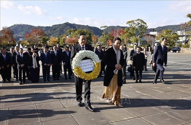 El presidente de la Asamblea Nacional vietnamita, Tran Thanh Man, y su esposa depositan ofrendas florales para conmemorar a las víctimas de la bomba atómica en el Parque de la Paz. El presidente de la Asamblea Nacional vietnamita, Tran Thanh Man, y su esposa depositan ofrendas florales para conmemorar a las víctimas de la bomba atómica en el Parque de la Paz.