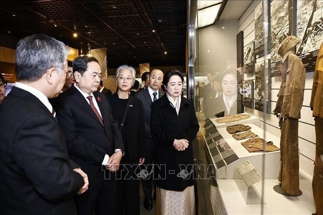 El presidente de la Asamblea Nacional vietnamita, Tran Thanh Man, y su esposa visitan el Museo de la Bomba Atómica de Nagasaki. El presidente de la Asamblea Nacional vietnamita, Tran Thanh Man, y su esposa visitan el Museo de la Bomba Atómica de Nagasaki.