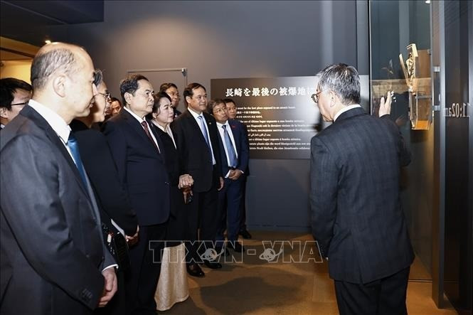 El presidente de la Asamblea Nacional vietnamita, Tran Thanh Man, y su esposa visitan el Museo de la Bomba Atómica de Nagasaki. El presidente de la Asamblea Nacional vietnamita, Tran Thanh Man, y su esposa visitan el Museo de la Bomba Atómica de Nagasaki.