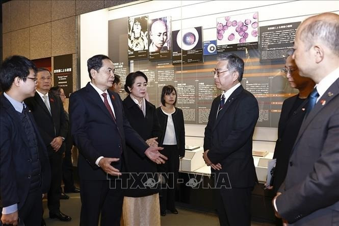 El presidente de la Asamblea Nacional vietnamita, Tran Thanh Man, y su esposa visitan el Museo de la Bomba Atómica de Nagasaki. El presidente de la Asamblea Nacional vietnamita, Tran Thanh Man, y su esposa visitan el Museo de la Bomba Atómica de Nagasaki.