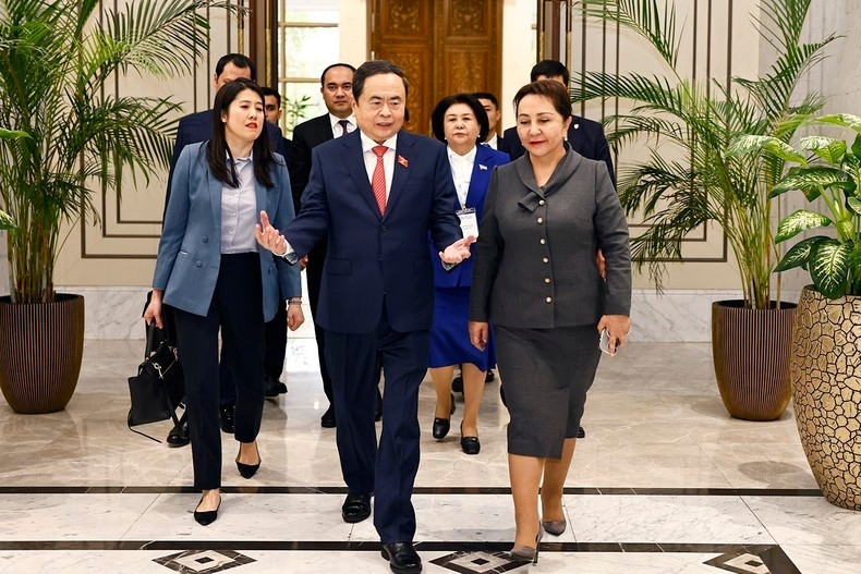 La presidenta del Senado de Uzbekistán, Tanzila Narbaeva, y el titular de la Asamblea Nacional vietnamita, Tran Thanh Man. La presidenta del Senado de Uzbekistán, Tanzila Narbaeva, y el titular de la Asamblea Nacional vietnamita, Tran Thanh Man.