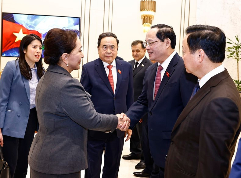 La presidenta del Senado de Uzbekistán, Tanzila Narbaeva, y los delegados vietnamitas. La presidenta del Senado de Uzbekistán, Tanzila Narbaeva, y los delegados vietnamitas.
