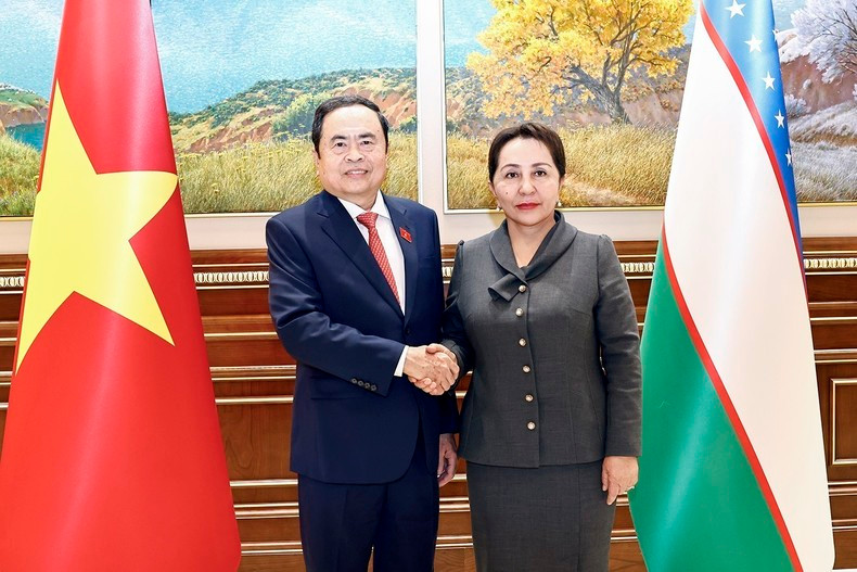 La presidenta del Senado de Uzbekistán, Tanzila Narbaeva, preside la ceremonia de bienvenida y mantiene conversaciones con el titular del Parlamento vietnamita, Tran Thanh Man. La presidenta del Senado de Uzbekistán, Tanzila Narbaeva, preside la ceremonia de bienvenida y mantiene conversaciones con el titular del Parlamento vietnamita, Tran Thanh Man.