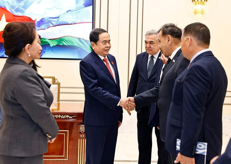 El titular de la Asamblea Nacional de Vietnam, Tran Thanh Man, y los delegados de Uzbekistán. El titular de la Asamblea Nacional de Vietnam, Tran Thanh Man, y los delegados de Uzbekistán.