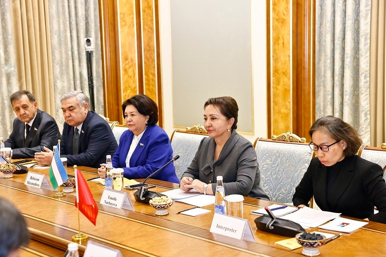 La presidenta del Senado de Uzbekistán, Tanzila Narbaeva, interviene en la reunión. La presidenta del Senado de Uzbekistán, Tanzila Narbaeva, interviene en la reunión.