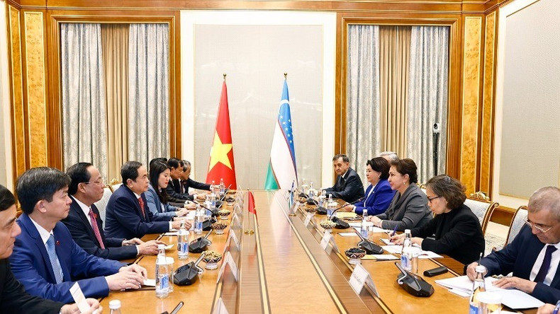 El presidente de la Asamblea Nacional vietnamita, Tran Thanh Man, mantiene conversaciones con la presidenta del Senado de Uzbekistán, Tanzila Narbaeva. El presidente de la Asamblea Nacional vietnamita, Tran Thanh Man, mantiene conversaciones con la presidenta del Senado de Uzbekistán, Tanzila Narbaeva.