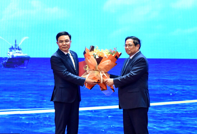 El jefe de Gobierno vietnamita entrega la decisión de nombrar a Le Manh Hung, miembro de la junta de administración y director general del Grupo Nacional de Petróleo y Gas de Vietnam (PVN), como presidente de la junta directiva. El jefe de Gobierno vietnamita entrega la decisión de nombrar a Le Manh Hung, miembro de la junta de administración y director general del Grupo Nacional de Petróleo y Gas de Vietnam (PVN), como presidente de la junta directiva.