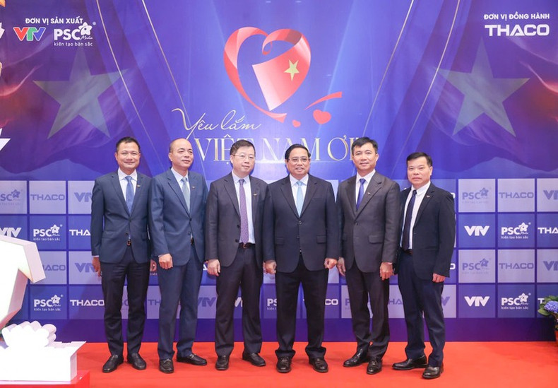 El primer ministro vietnamita, Pham Minh Chinh, y los líderes de la Televisión de Vietnam. El primer ministro vietnamita, Pham Minh Chinh, y los líderes de la Televisión de Vietnam.