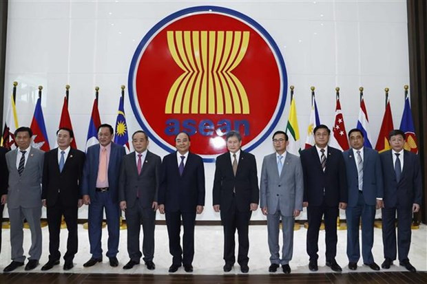 El presidente vietnamita, Nguyen Xuan Phuc, y representantes de la Asean en Indonesia (Fotografía: VNA)