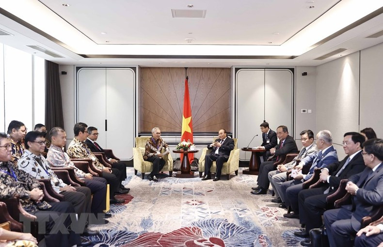 Xuan Phuc en la reunión con Budiarsa Sastrawinata, director general del Grupo Ciputra. Xuan Phuc entrega regalo a Budiarsa Sastrawinata Xuan Phuc en la reunión con Budiarsa Sastrawinata, director general del Grupo Ciputra. Xuan Phuc entrega regalo a Budiarsa Sastrawinata