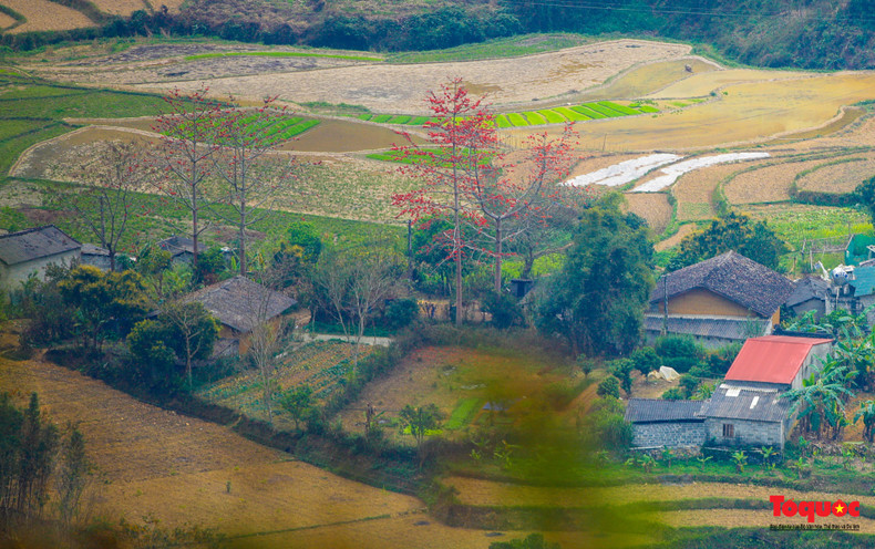 No es difícil ver las hileras del Moc Mien encendiendo fuegos a lo largo de las aldeas en la meseta rocosa.