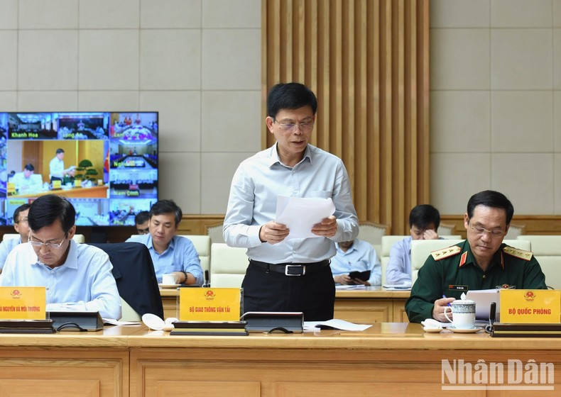 Representante del Ministerio de Transportes presenta informes sobre el avance de los proyectos de construcción en los últimos tiempos.