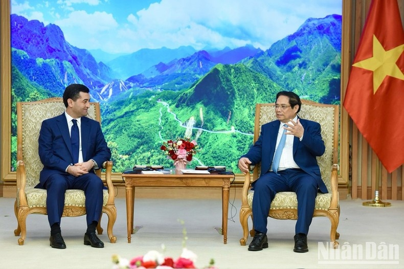 Minh Chinh afirma que Vietnam siempre recuerda el apoyo incondicional brindado por Uzbekistán a Vietnam en su lucha por la independencia nacional. También valora las tradicionales relaciones amistosas con las ex repúblicas soviéticas, incluido Uzbekistán, agrega. Minh Chinh afirma que Vietnam siempre recuerda el apoyo incondicional brindado por Uzbekistán a Vietnam en su lucha por la independencia nacional. También valora las tradicionales relaciones amistosas con las ex repúblicas soviéticas, incluido Uzbekistán, agrega.