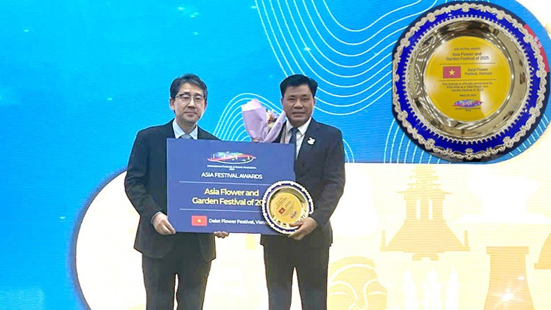 El representante de la ciudad de Da Lat (derecha) recibe el Premio. El representante de la ciudad de Da Lat (derecha) recibe el Premio.