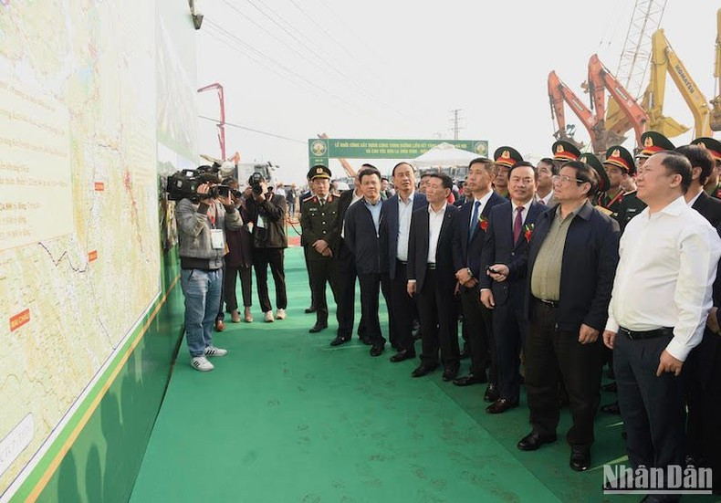 Minh Chinh observa mapas de las obras viales. Minh Chinh observa mapas de las obras viales.