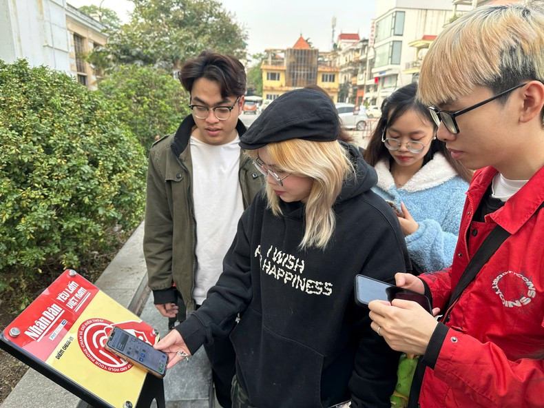 Los jóvenes experimentan la tecnología para recibir regalos. Los jóvenes experimentan la tecnología para recibir regalos.