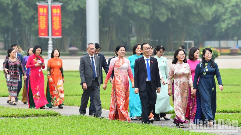 Delegados de la Asamblea Nacional de Ciudad Ho Chi Minh antes de la ceremonia de apertura del séptimo período de sesiones de la Asamblea Nacional de la XV legislatura. Delegados de la Asamblea Nacional de Ciudad Ho Chi Minh antes de la ceremonia de apertura del séptimo período de sesiones de la Asamblea Nacional de la XV legislatura.