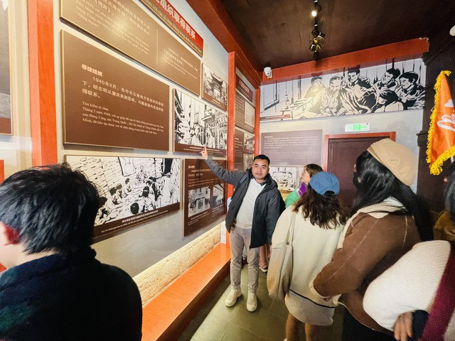 Se conservan muchos objetos y artículos sencillos como ropa, la cama y el escritorio del tío Ho. Se conservan muchos objetos y artículos sencillos como ropa, la cama y el escritorio del tío Ho.