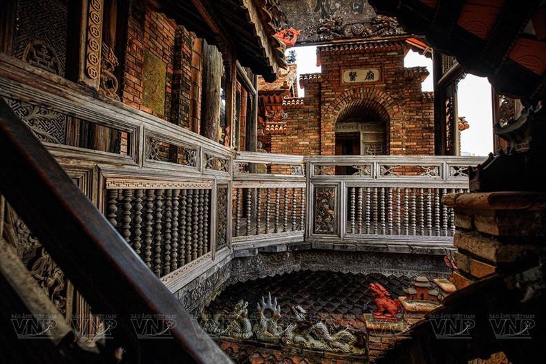 En el Museo se exhiben más de tres mil artefactos preciosos relacionados con la medicina tradicional vietnamita desde la Edad de Piedra hasta la fecha, como cuchillos y herramientas utilizadas para cortar medicinas con una antigüedad de dos mil 500 años, algunos de ellos traídos de la tierra natal del maestro Zen Tue Tinh y el ilustre médico Hai Thuong Lan Ong - Le Huu Trac. (Foto: Revista Ilustrada Vietnam) En el Museo se exhiben más de tres mil artefactos preciosos relacionados con la medicina tradicional vietnamita desde la Edad de Piedra hasta la fecha, como cuchillos y herramientas utilizadas para cortar medicinas con una antigüedad de dos mil 500 años, algunos de ellos traídos de la tierra natal del maestro Zen Tue Tinh y el ilustre médico Hai Thuong Lan Ong - Le Huu Trac. (Foto: Revista Ilustrada Vietnam)