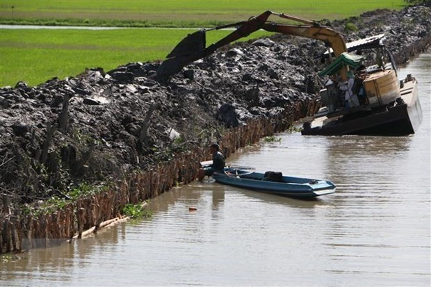 Dragado de canales para prevenir la intrusión del agua salada en el distrito de Vi Thuy, provincia de Hau Giang (Fotografía: VNA) Dragado de canales para prevenir la intrusión del agua salada en el distrito de Vi Thuy, provincia de Hau Giang (Fotografía: VNA)