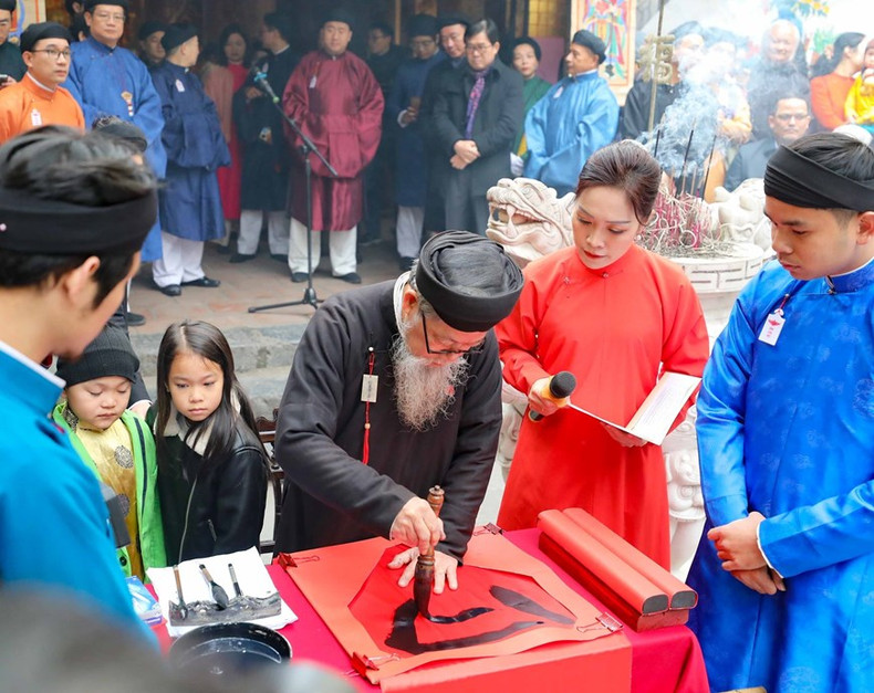 Una de las actividades culturales del programa fue la experiencia de escribir caligrafía. Una de las actividades culturales del programa fue la experiencia de escribir caligrafía.