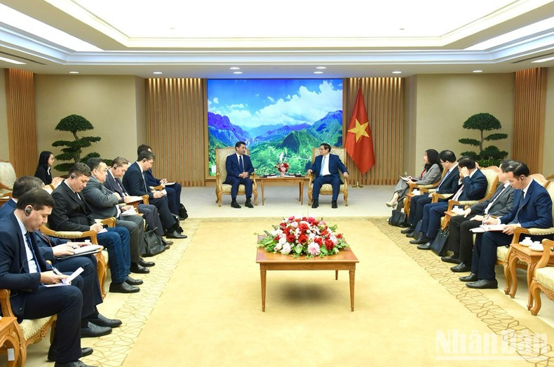 Minh Chinh sugiere que los dos países fomenten la cooperación en industrias clave como el petróleo, el gas y la agricultura para garantizar la seguridad energética y alimentaria. Minh Chinh sugiere que los dos países fomenten la cooperación en industrias clave como el petróleo, el gas y la agricultura para garantizar la seguridad energética y alimentaria.