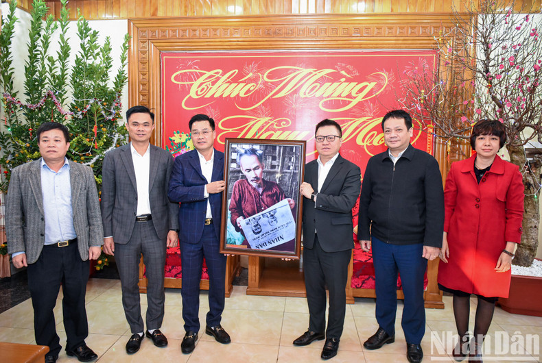 Quoc Minh entrega una foto del Tío Ho a los oficiales y soldados de la unidad militar.