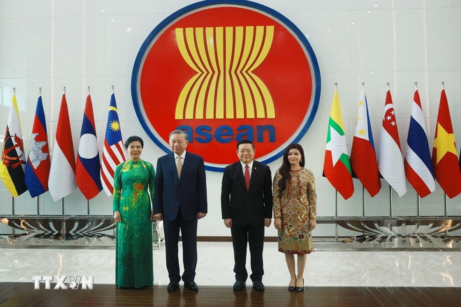 El secretario general del PCV, To Lam (segundo a la izquierda), y su esposa visitan la Secretaría de la Asean en Yakarta, Indonesia. (Foto: VNA)