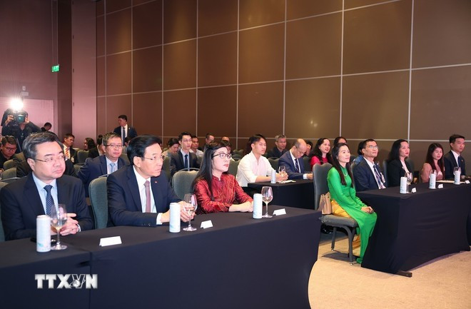 La esposa del primer ministro vietnamita, Le Thi Bich Tran, y representantes de los ministerios y sectores.