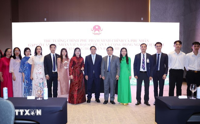 El jefe de Gobierno vietnamita, Pham Minh Chinh, su esposa y funcionarios y personal de la Embajada y la comunidad vietnamita en Brasil.