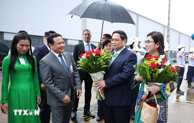 Funcionarios y personal de la Embajada de Vietnam en Brasil reciben al premier vietnamita, Pham Minh Chinh, y su esposa.