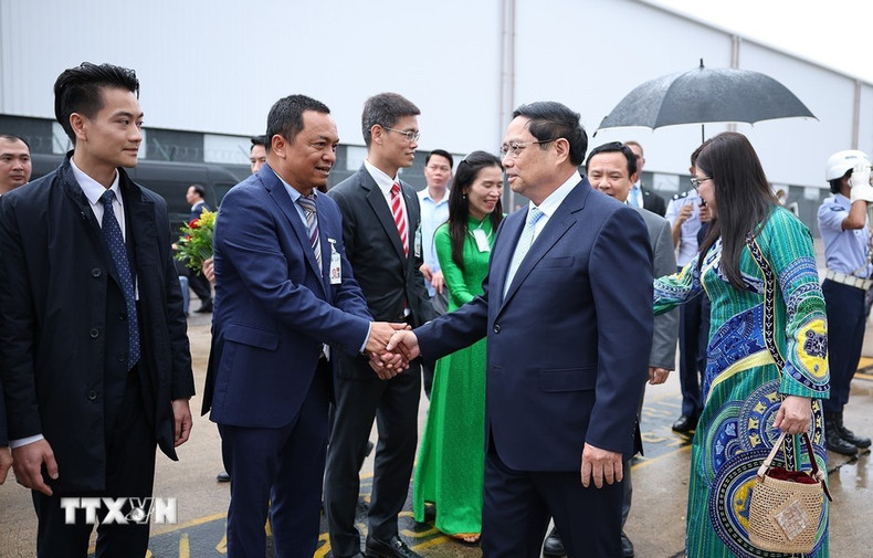 Funcionarios y personal de la Embajada de Vietnam en Brasil reciben al premier vietnamita, Pham Minh Chinh, y su esposa.