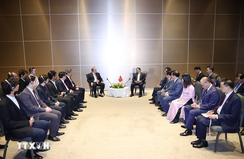 El primer ministro de Vietnam, Pham Minh Chinh, en el encuentro con Roger Zen, presidente del Grupo Oceanside One Trading.