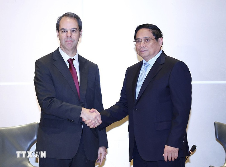 El premier vietnamita, Pham Minh Chinh, recibe a José Serrador, vicepresidente de la empresa aeronáutica de Embraer.