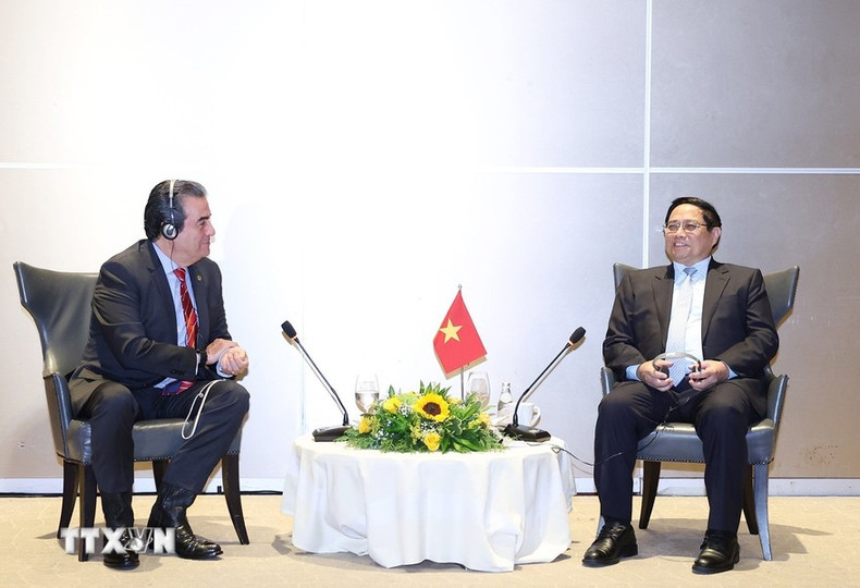 El jefe de Gobierno vietnamita, Pham Minh Chinh, y Celso Nunes, director de innovación del grupo tecnológico Alterosa.