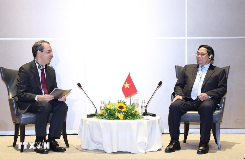 El premier vietnamita, Pham Minh Chinh, recibe a José Serrador, vicepresidente de la empresa aeronáutica de Embraer.