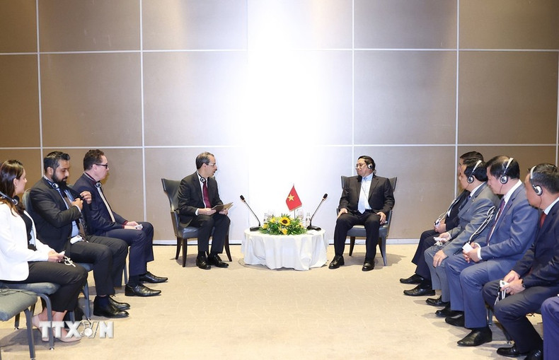 El premier vietnamita, Pham Minh Chinh, recibe a José Serrador, vicepresidente de la empresa aeronáutica de Embraer.