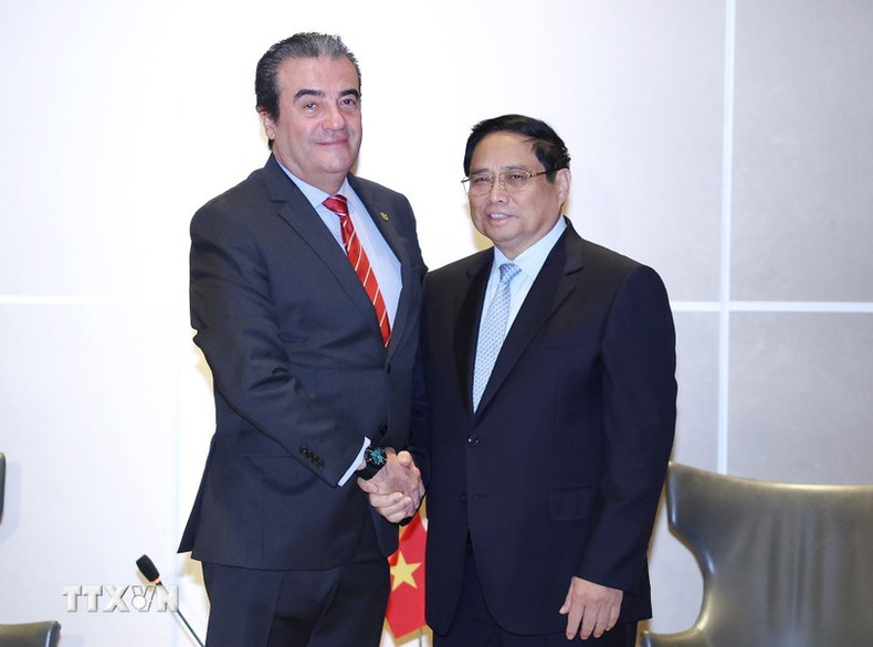 El premier vietnamita, Pham Minh Chinh, en el encuentro con Celso Nunes, director de innovación del grupo tecnológico Alterosa.