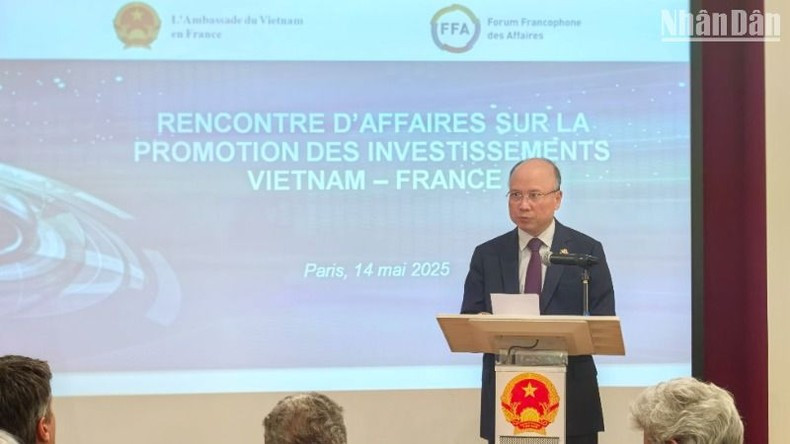 El embajador de Vietnam en Francia, Dinh Toan Thang, habla en la cita.
