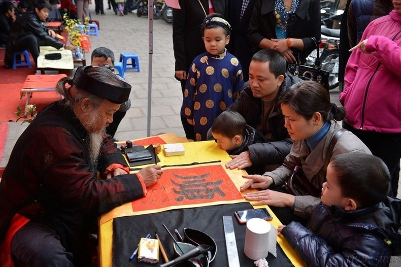 Durante el Año Nuevo Lunar, muchas familias vietnamitas vienen a "pedir palabras en caligrafía" para tener suerte, rezando por un año nuevo pacífico y afortunado. Durante el Año Nuevo Lunar, muchas familias vietnamitas vienen a "pedir palabras en caligrafía" para tener suerte, rezando por un año nuevo pacífico y afortunado.