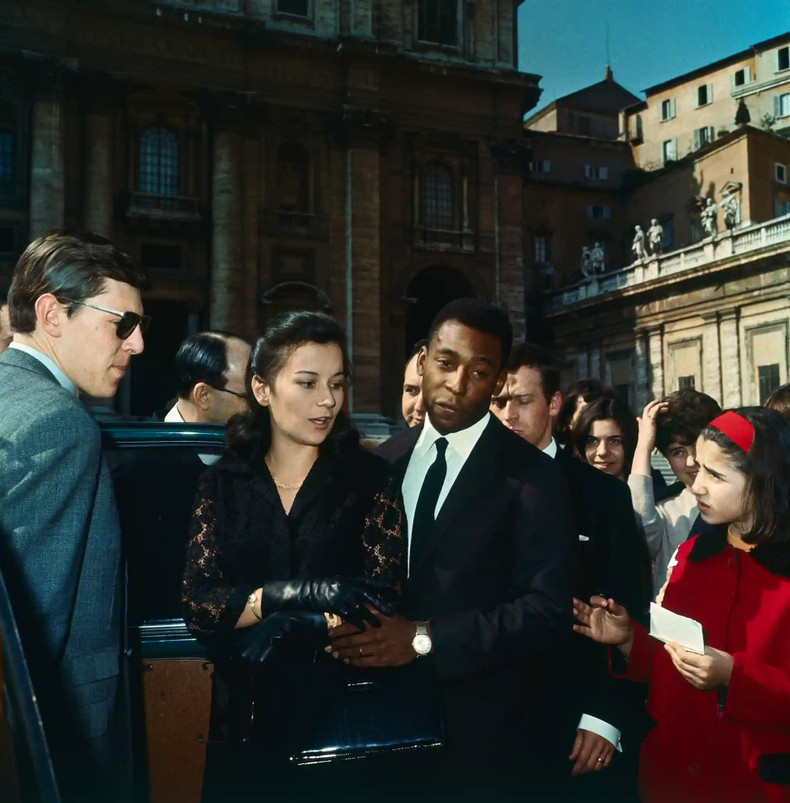 Cinco meses antes de la Copa Mundial de 1966, Pelé se casó con Rosemeri dos Reis Cholbi en Santos, Brasil. La pareja visitó Roma, Italia, en su luna de miel. (Fotografía: Bettmann/Corbis) Cinco meses antes de la Copa Mundial de 1966, Pelé se casó con Rosemeri dos Reis Cholbi en Santos, Brasil. La pareja visitó Roma, Italia, en su luna de miel. (Fotografía: Bettmann/Corbis)
