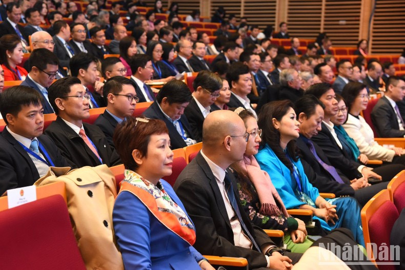 Los asistentes a la Conferencia. Los asistentes a la Conferencia.