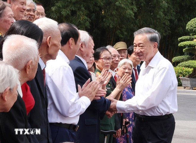El secretario general del Comité Central del Partido Comunista y presidente de Vietnam, To Lam, se reúne con cuadros que sirvían y protegían al Presidente Ho Chi Minh durante el período 1954-1969. (Foto: VNA) El secretario general del Comité Central del Partido Comunista y presidente de Vietnam, To Lam, se reúne con cuadros que sirvían y protegían al Presidente Ho Chi Minh durante el período 1954-1969. (Foto: VNA)