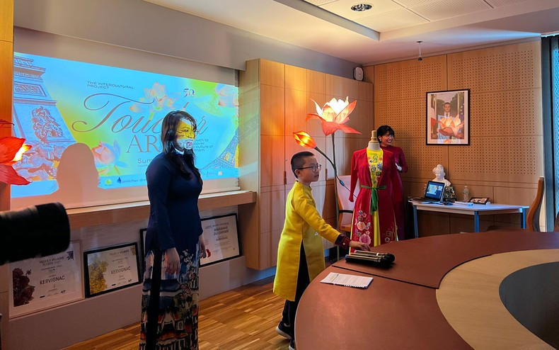 Kevin Nguyen presenta el Ao Dai vietnamita Kevin Nguyen presenta el Ao Dai vietnamita